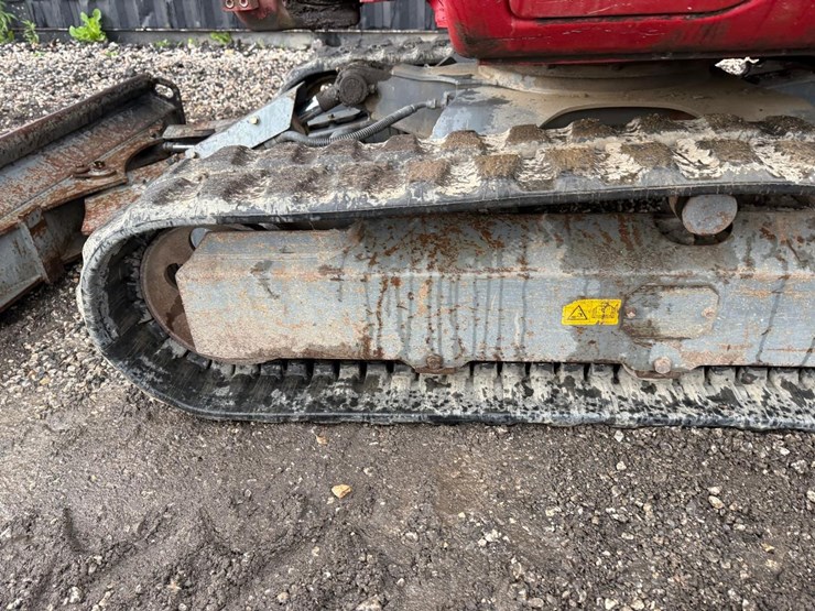 2017-takeuchi-tb230-image-17