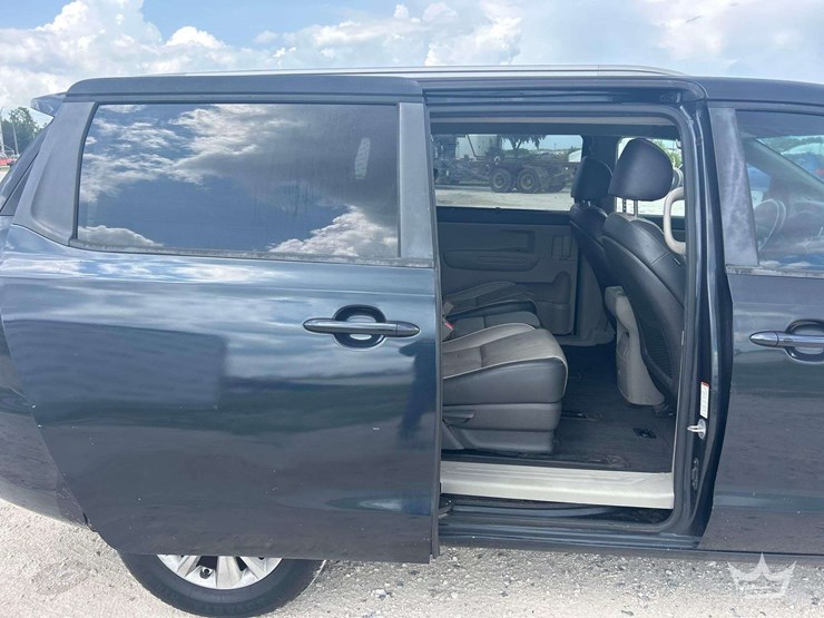 2017-kia-sedona-image-23