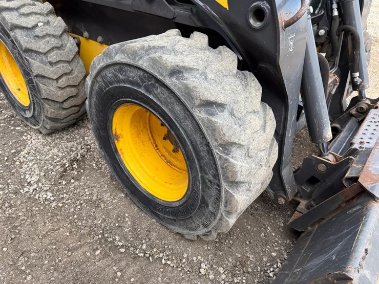 2015-new-holland-l230-image-12