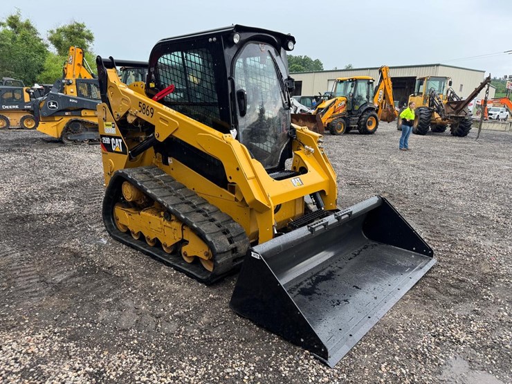 2015-caterpillar-259d-image-8