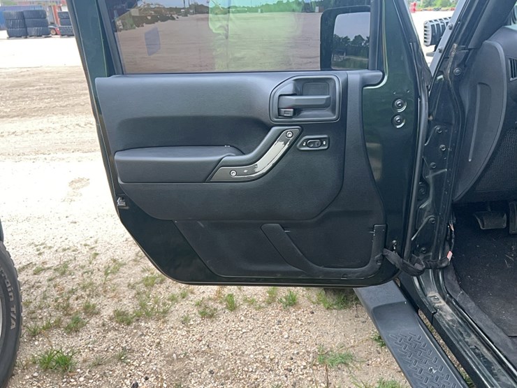 2011-jeep-wrangler-sport-image-17
