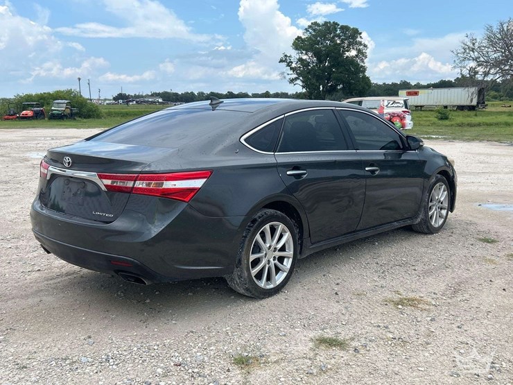 2015-toyota-avalon-sedan-image-3