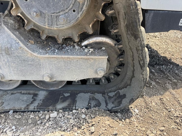 2016-bobcat-t740-image-16