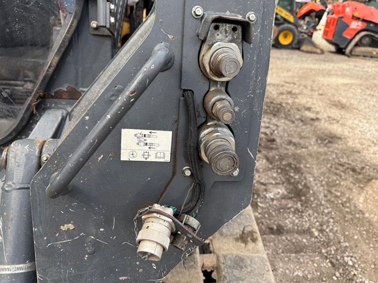 2016-deere-323e-image-11