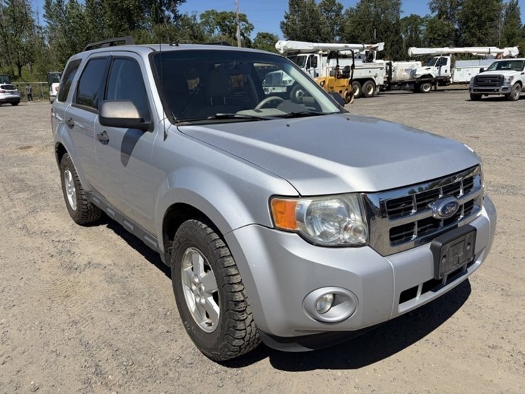 2010-ford-escape-image-2