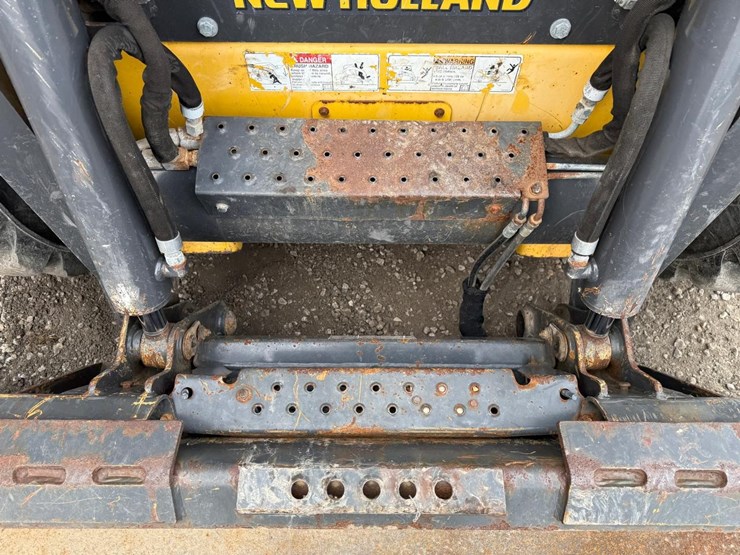 2015-new-holland-l230-image-10