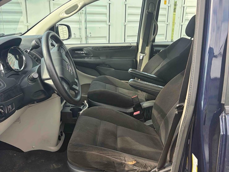 2014-dodge-caravan-image-13