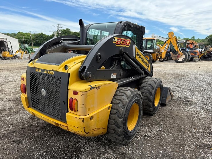 2015-new-holland-l230-image-4