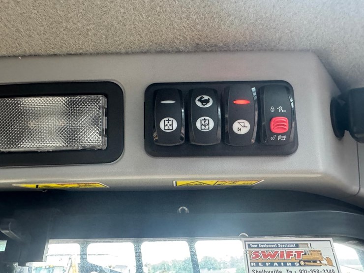 2015-caterpillar-259d-image-31