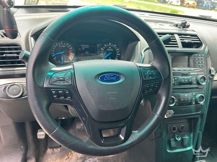 2016-ford-explorer-image-13