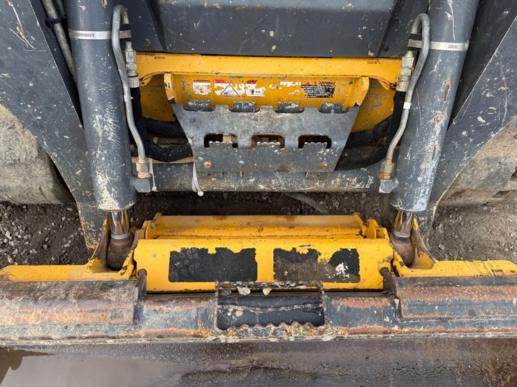 2016-deere-323e-image-10