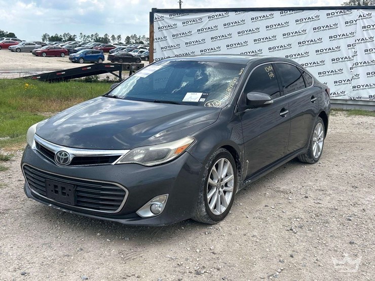 2015-toyota-avalon-sedan-image-1