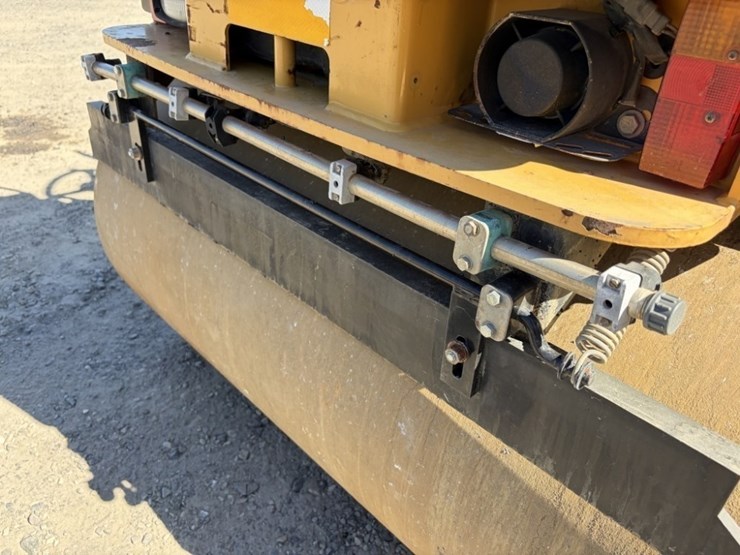 2009-caterpillar-cb24-image-11