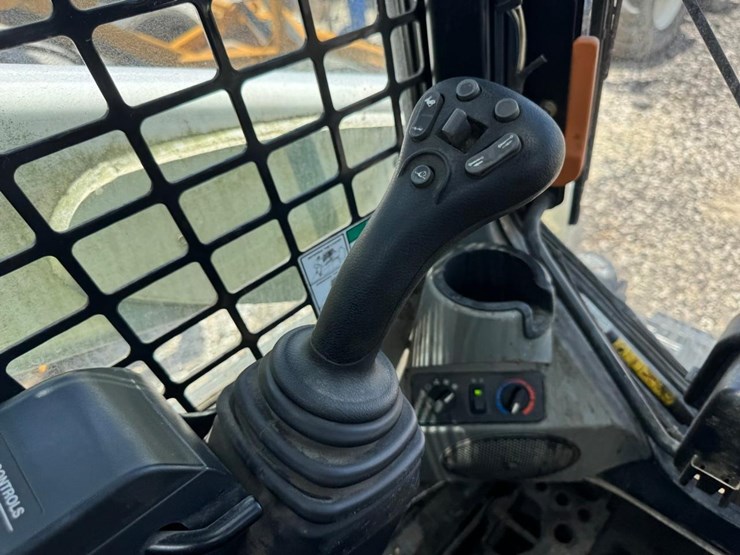 2016-bobcat-t740-image-29