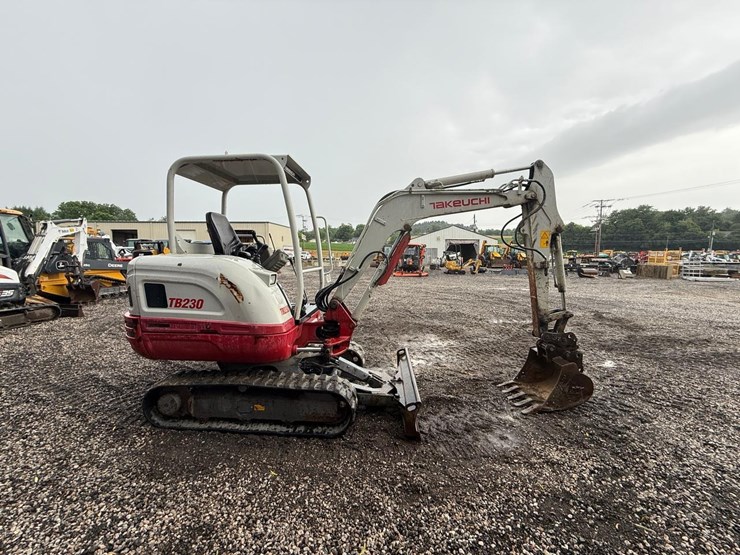 2017-takeuchi-tb230-image-5