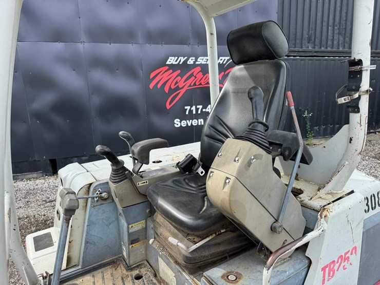 takeuchi-tb250-image-25