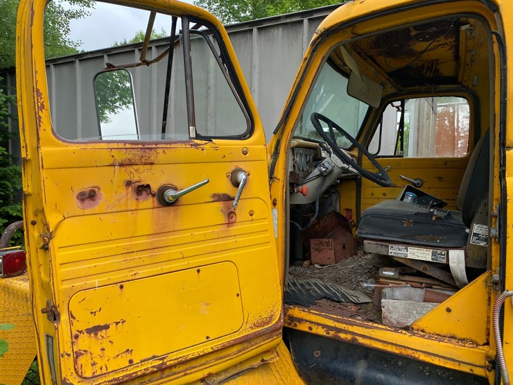#1632-•-international-harvestor-day-cab-semi-(no-title)-(for-parts-only)-image-4