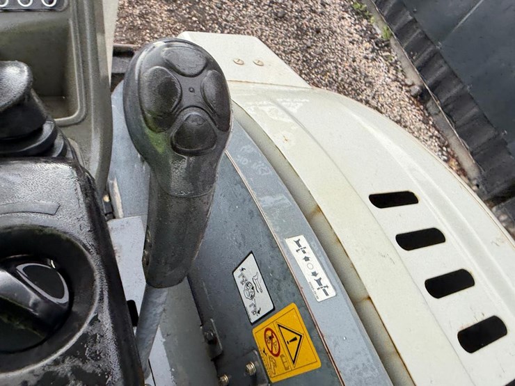 2017-takeuchi-tb230-image-24