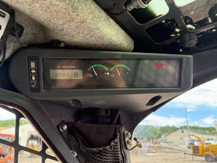 2016-deere-323e-image-23