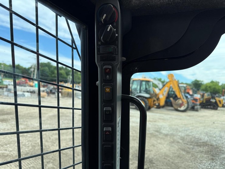 2015-new-holland-l230-image-24