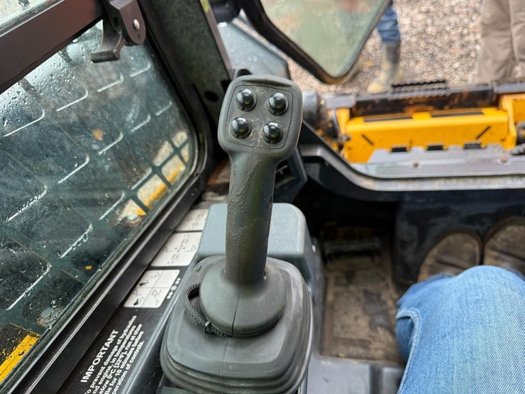 2021-deere-325g-image-23