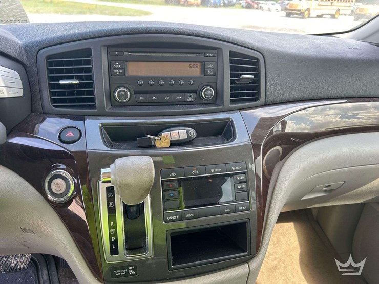 2015-nissan-quest-image-15