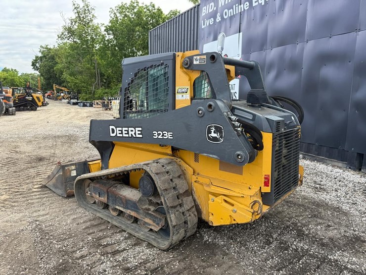 2016-deere-323e-image-2