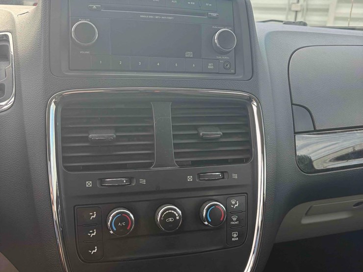 2014-dodge-caravan-image-14