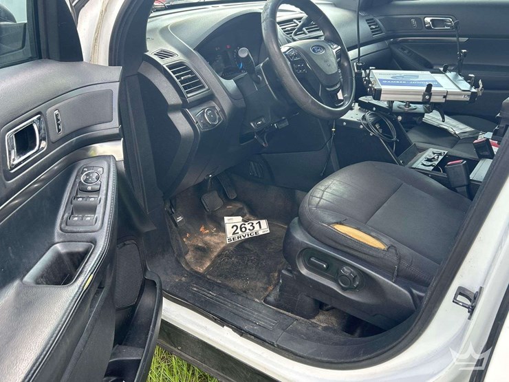 2016-ford-explorer-image-11