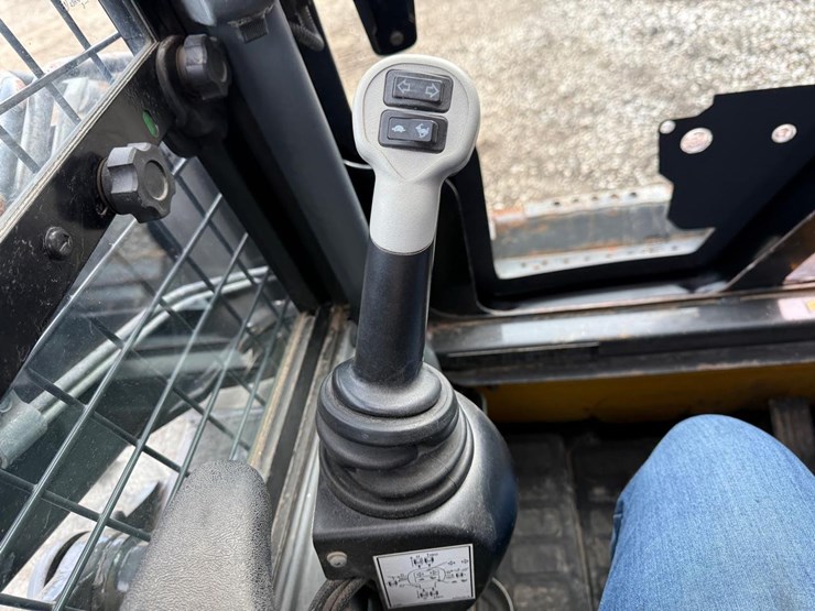 2015-new-holland-l230-image-22