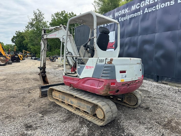 takeuchi-tb250-image-4