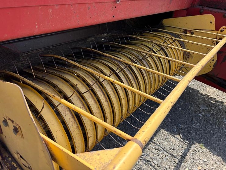 new-holland-325-image-4