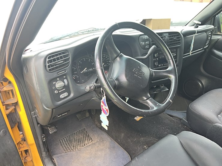 2003-chevrolet-s10-image-12