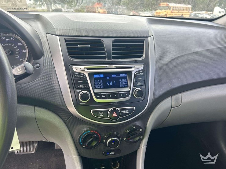 2015-hyundai-accent-sedan-image-19