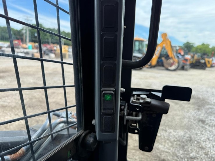 2015-new-holland-l230-image-23