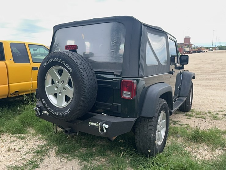 2011-jeep-wrangler-sport-image-3
