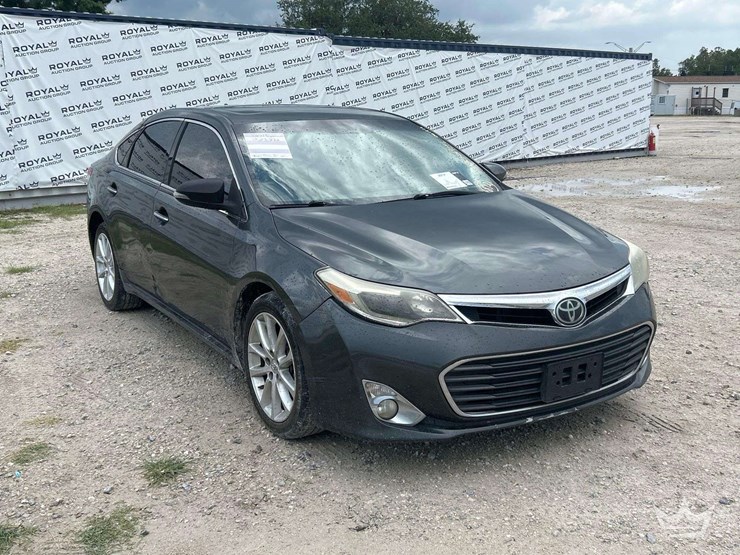 2015-toyota-avalon-sedan-image-2