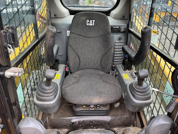 2015-caterpillar-259d-image-23