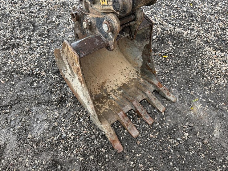 2017-takeuchi-tb230-image-8