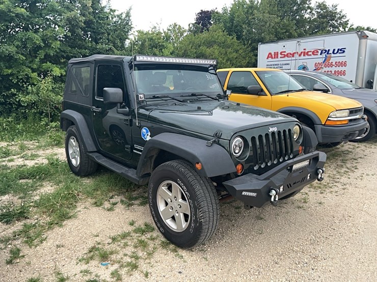 2011-jeep-wrangler-sport-image-2