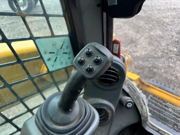 2015-caterpillar-259d-image-28