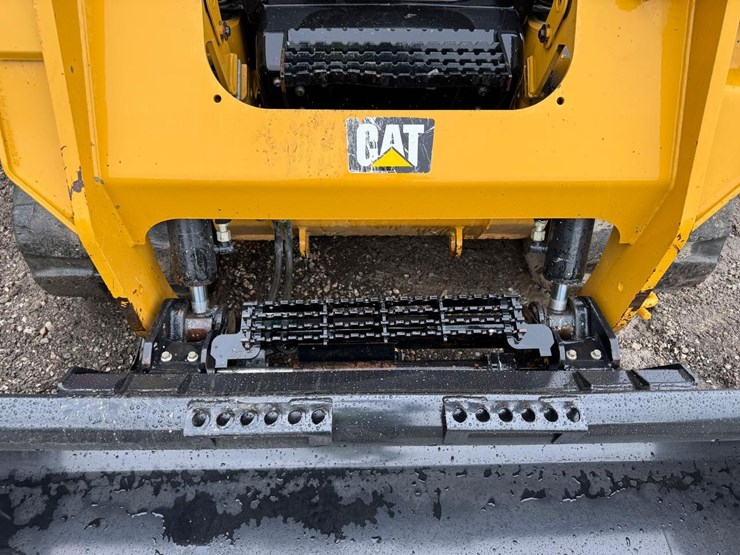 2015-caterpillar-259d-image-11