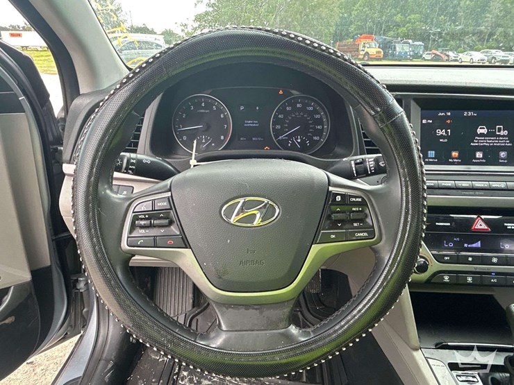 2017-hyundai-elantra-sedan-image-12