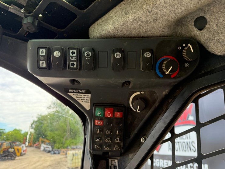 2016-deere-323e-image-21