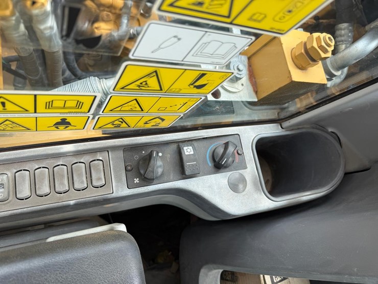 2015-caterpillar-313flgc-image-28