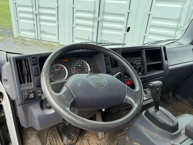 2012-isuzu-nqr-image-16