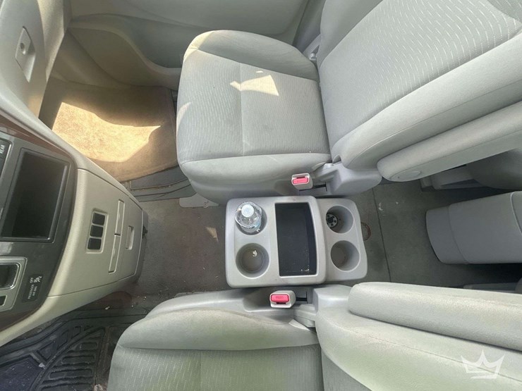 2015-nissan-quest-image-16