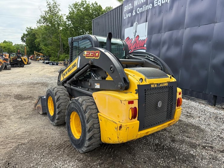 2015-new-holland-l230-image-2