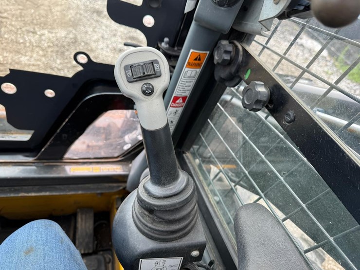 2015-new-holland-l230-image-18