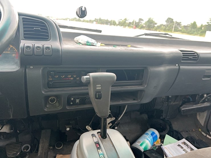 2006-isuzu-nqr-image-17